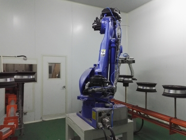 昌邑铝轮毂底粉后待固化机器人两侧夹持转线机构