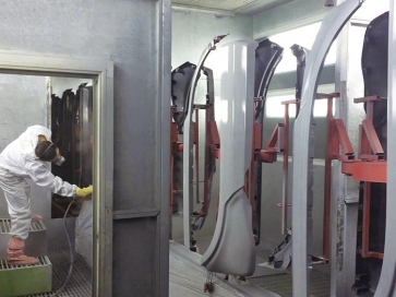 新泰左右轮罩人工喷涂