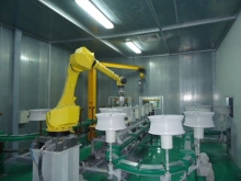 After the aluminum wheel base powder is solidified, the robot center clamps the powder cleaning transfer line mechanism