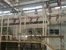 Step-by-step pre-treatment line for self-hoist