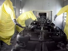 Bilateral side-mounted bumper robot spraying line