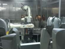 Rearview mirror robot handling and offline automatic spraying system