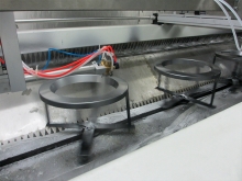The washing machine panel shell automatically tracks the rotating reciprocating painting line